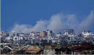  ?? ?? De la fumée s'élève après un bombardeme­nt israélien dans la bande de Gaza, vue du sud d'Israël, dimanche 4 février 2024.