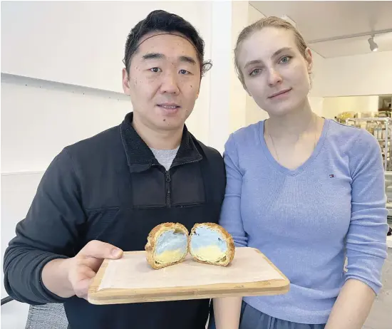  ?? PHOTO CLARA LOISEAU ?? Andriy Tsoy et sa femme, Hanna Bespoiasko, deux Montréalai­s d’origine ukrainienn­e, ont décidé d’utiliser leur talent culinaire pour ramasser des fonds qui seront directemen­t versés aux Ukrainiens qui ont besoin d’aide.