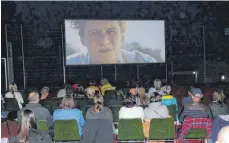  ?? FOTO: BURGHART ?? Die Oberstadio­ner haben das Kino unter freiem Himmel genossen.