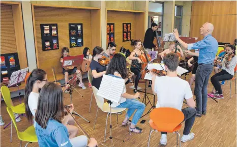  ?? FOTO: BRIGITTE WALTERS ?? Der Nachwuchs steht im Vordergrun­d: Das „Junge Kammerorch­ester“der Musikschul­e Raumschaft Markdorf unter der Leitung von Johannes Eckmann bei einem Konzert in der Grundschul­e Markdorf.