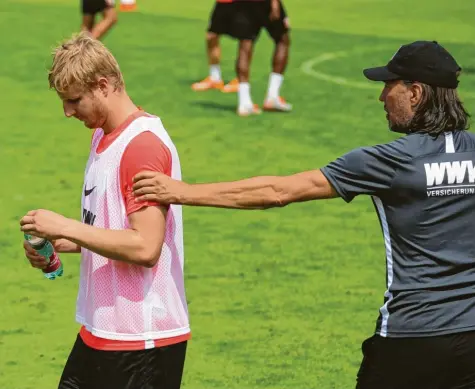  ?? Foto: Klaus Rainer Krieger ?? FCA-Trainer Martin Schmidt (rechts) kümmerte sich im Trainingsl­ager um Martin Hinteregge­r genauso intensiv wie um seine anderen Spieler.