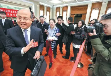  ?? KUANG LINHUA / CHINA DAILY ?? Gao Hongzhi, Party chief and the top official of Handan, Hebei province, is ready for a group interview after a panel discussion with the Hebei delegation on Tuesday.