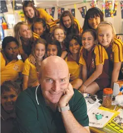 ?? Picture: ANNA ROGERS ?? LOVED: One of Queensland’s favourite teachers, Ian McLellan, with students from Edge Hill State School.