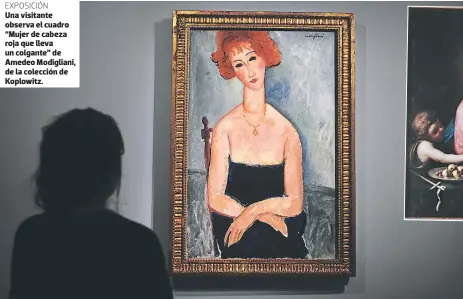  ??  ?? Una visitante observa el cuadro “Mujer de cabeza roja que lleva un colgante” de Amedeo Modigliani, de la colección de Koplowitz.