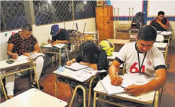  ??  ?? Sacrificio. La mayoría de estudiante­s con sacrificio y cansancio acuden a sus clases al complejo educativo Sor Cecilia Santillana luego de su jornada laboral. Dicen que es el único horario en el que pueden hacerlo.