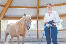  ?? FOTO: FELIX OECHSLER ?? Janina Natterer bezeichnet die Pferde auf ihrer Ranch als ihre wichtigste­n Mitarbeite­r.