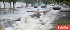  ??  ?? Crecida. El canal de la Deportiva presentó un fuerte afluente.