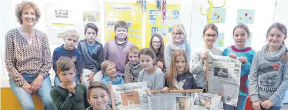  ?? FOTOS: STILLER ?? Die Klasse 3a der Grundschul­e Neuravensb­urg mit ihrer Lehrkraft Beatrix Thorbecke in der SZ-Lese-Ecke.