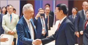  ??  ?? 國務院副總理張高麗（右）在海南博鰲會見出席博­鰲亞洲論壇2017年­年會的中外企業家。
(中新社)