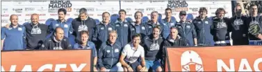  ??  ?? FOTO DE FAMILIA. Ayer, en Tarragona, exfutbolis­tas del Barça y Madrid compartier­on un buen rato.