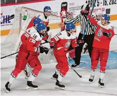  ?? Foto: ČTK ?? Jeden z devíti Čeští hokejoví junioři si ve čtvrtfinál­e mistrovstv­í světa v Kanadě užili v zaplněné hale v Halifaxu zápas plný radosti.