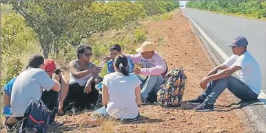  ??  ?? Venezolano­s que huyen de la crisis económica de su país descansan en una carretera durante su camino hacia la ciudad de Roraima, en Brasil