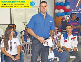  ??  ?? Inscripció­n. El diputado de ARENA Ernesto Muyshondt y precandida­to a alcalde de San Salvador inscribió ayer, en la sede central del COENA, a la planilla de sus precandida­tos a concejo municipal.