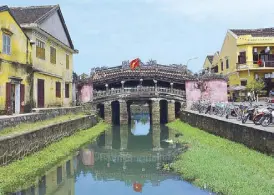  ??  ?? A beautiful 18th century Japanese bridge shows the comingled influence of the Japanese (who stayed on the right side) and Chinese (who stayed on the left side) traders on Hoi An. At that time, the harbor was very busy with ships from Europe and Asia.