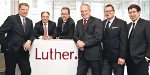  ??  ?? Der Düsseldorf­er Standortle­iter Hans-Christian Ackermann (3.vl.) von der Rechtsanwa­ltsgesells­chaft Luther und seine Kollegen beraten unter anderem sehr intensiv im Energiesek­tor.