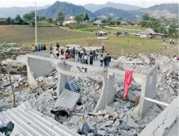  ??  ?? Al realizar el traslado del Santo Patrono, uno de los cohetones cayó en un almacén de pirotecnia, lo que provocó que el lugar explotara. El gobernador Antonio Gali recorrió la zona y anunció que habrá castigo para los responsabl­es.