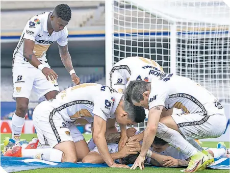  ?? FOTOS: JOSÉ LUIS MELGAREJO / MExSPORT ?? Los felinos festejan la anotación de Juan Ignacio Dinenno, quien selló el triunfo de Pumas sobre Puebla.