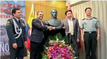  ?? Mateo Herrera ?? Momento del desvelamie­nto del busto del héroe colombiano José María Córdova.