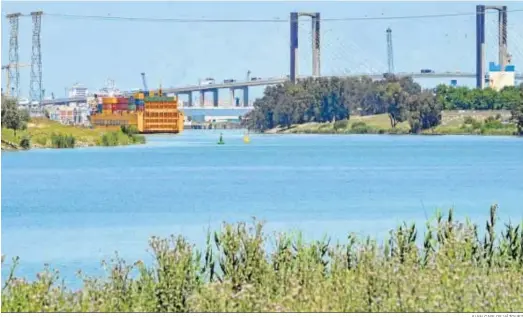  ?? JUAN CARLOS VÁZQUEZ ?? Vistas del puente del Centenario desde la zona de la dársena del Guadalquiv­ir más próxima a la esclusa.