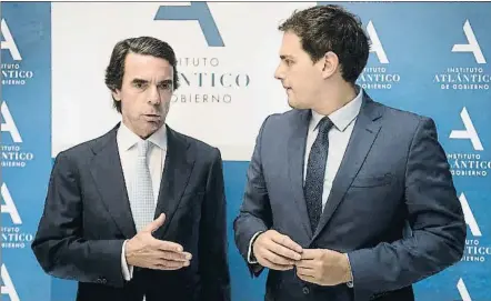  ?? LUCA PIERGIOVAN­NI / EFE / ARCHIVO ?? El gesto de Aznar. José María Aznar apadrinó, hace dos meses, a Albert Rivera en una de sus fundacione­s