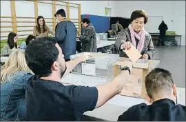  ?? MAR ROVIRA / ACN ?? Una vecina votando en el IES Tarragona, en el centro de la ciudad