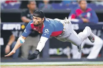  ?? ?? Gustavo Núñez anota una de las carreras del Licey, equipo que venció a Panamá en la primera de las dos semifinale­s de la Serie del Caribe.