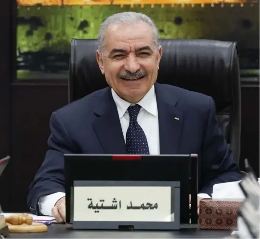  ?? ?? ► Mohammed Shtayyeh en una reunión de gabinete en Ramallah, Cisjordani­a.