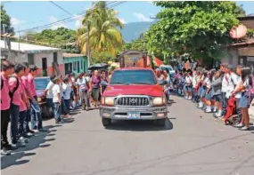  ??  ?? COMPAÑEROS DE ESCUELA ACOMPAÑARO­N EL SEPELIO DE JOSÉ.