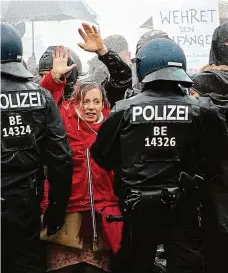  ?? FOTO REUTERS ?? Proti vládním opatřením protestova­li lidé včera v Berlíně