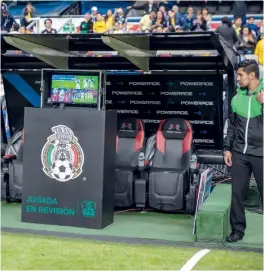  ??  ?? TECNOLOGÍA. Pantalla del VAR en el Estadio Azteca, durante el América vs Xolos.