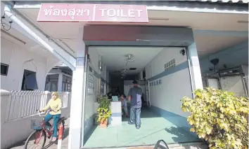  ??  ?? TINKLING ON: Award-winning public toilets at Iam Sombat Market in Soi Sukhumvit Soi 77 charge users 5 baht for a shower and 3 baht to use the toilet.