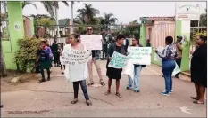  ?? PICTURE: SUPPLIED ?? Parents protest outside Greenbury Primary School in Phoenix following the appointmen­t of a new school principal.