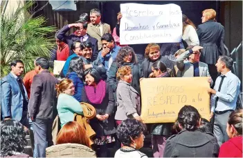  ?? DANIEL JAMES ?? La protesta de los jueces en el Tribunal de Justicia de Cochabamba, ayer.