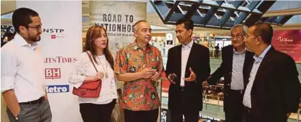  ?? PIC BY MOHD YUSNI ARIFFIN ?? CIMB Group chairman Datuk Seri Nazir Razak (third from left) and his wife, Datuk Azlina Aziz (second from left), at the premiere of ‘Road to Nationhood: Formation of Malaysia’ at Golden Screen Cinemas Nu Sentral in Kuala Lumpur yesterday. With them are...