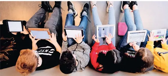  ?? FOTO: JULIAN STRATENSCH­ULTE/DPA (SYMBOL) ?? Lernen mit iPads im Mathematik­unterricht in einer Schule in Niedersach­sen. So soll es bald auch an allen Remscheide­r Schulen möglich sein.