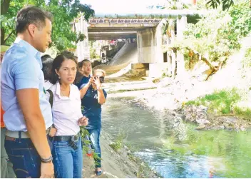  ?? SUNSTAR FOTO / ALLAN CUIZON ?? GINA IN BUTUANON. Former environmen­t secretary Gina Lopez (center) visits the Butuanon River with Mandaue chanmber president Glen Soco (left) and members of the Mandaue City Council.