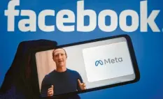  ?? Foto: Pavlo Gonchar, SOPA Images (Symbolbild) ?? Die Meta‰aktie ist als solider Tech‰wert bekannt. Jetzt brach die Aktie ein. CEO Mark Zuckerberg nennt Gründe dafür.