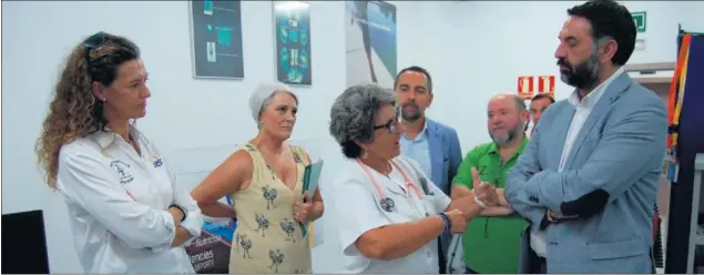  ??  ?? EJEMPLO. Francisco Javier Fernández dialoga con miembros del Centro Andaluz de Medicina Deportiva, que ayer realizó los reconocimi­entos al equipo de las ‘Cocodrilas’.