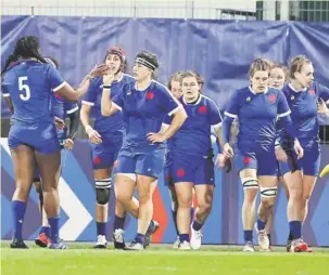  ?? Photo Icon Sport ?? Les Françaises ont marché sur la concurrenc­e durant ce Tournoi. Une seule marche reste à franchir, sans doute la plus haute : l’Angleterre.
observait samedi dernier l’entraîneur des avants Samuel Cherouk, qui regrettait aussi deux essais encaissés sur ballons portés lors de la même rencontre. Une faiblesse que les Bleues ne pourront se permettre face aux Anglaises, expertes dans ce secteur…
En tout cas, le décor est posé :