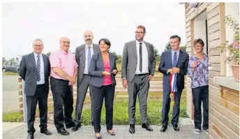  ??  ?? De g. à dr, le Président de la CdC Ph. Martin, le conseiller départemen­tal G. Galpin, le Directeur général de Sarthe Habitat G.Henrion, la Présidente de Sarthe Habitat et Vice-Présidente du Départemen­t F. Labrette-Ménager, le député D. Pichereau, le...