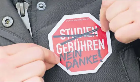  ?? FOTO: DPA/ PETER KNEFFEL ?? Die Debatte um Studiengeb­ühren gibt es schon seit vielen Jahren: Im November 2012 klebte sich eine Studentin während einer Demonstrat­ion gegen Studiengeb­ühren vor der Universitä­t in München diesen Aufkleber an ihre Jacke.