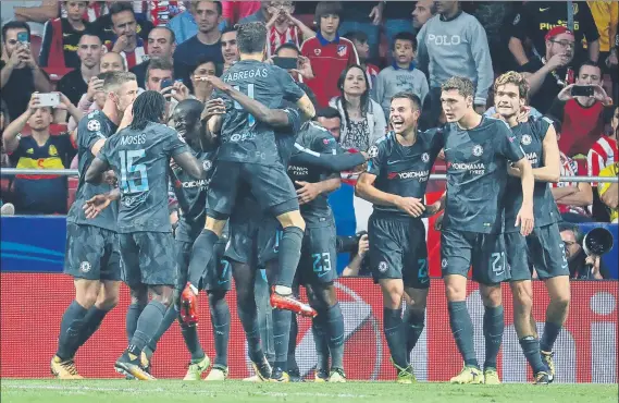  ?? FOTO: EFE ?? El Chelsea celebra el postrero gol en el Wanda Metropolit­ano, que significó la primera derrota del Atlético de Madrid en su nuevo estadio.