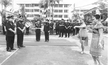  ??  ?? Mazlan (third left) being welcomed with an Iban traditiona­l dance upon arrival at IPD Marudi.