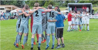  ?? FOTO: MICHAEL KETTEL ?? Erst im Finale war Schluss für die Ellwanger (im Hintergrun­d). Hier setzte es eine 0:1-Niederlage gegen Frickenhau­sen (vorne).