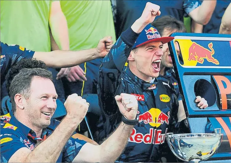  ??  ?? Max Verstappen celebra con euforia junto a Christian Horner, su jefe de equipo en Red Bull, la primera victoria en la F-1