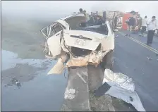  ??  ?? La peor parte se llevó el chofer del auto Toyota, quien salió despedido tras el impacto y murió al caer al cauce hídrico.