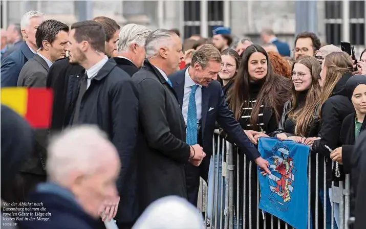  ?? Fotos: SIP ?? Vor der Abfahrt nach Luxemburg nehmen die royalen Gäste in Liège ein letztes Bad in der Menge.