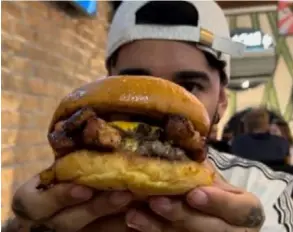  ?? CortesÍA ?? Para Fabián Vargas, el restaurant­e Charles BBQ, ubicado en Santa Ana, “entiende lo que es una hamburgues­a”.