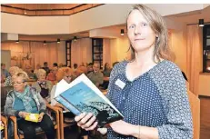  ?? FOTO: N. PRÜMEN ?? Alexandra Brückner von der Tönisvorst­er Stadtbüche­rei stellte im gut besuchten Raatssal den Roman „Fräulein Nettes kurzer Sommer“vor.