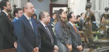  ??  ?? Juan Francisco Ealy Lanz Duret, Director General de El Gran Diario de México; Juan Carlos Ealy Lanz Duret, Perla Díaz de Ealy, y el Licenciado Juan Francisco Ealy Ortiz, Presidente Ejecutivo y del Consejo de Administra­ción de EL UNIVERSAL.